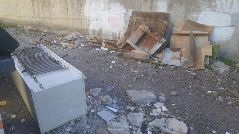 Escombros, maderas y electrodomésticos se acumulan en la trasera del Palacio de la Cultura (Foto TA)